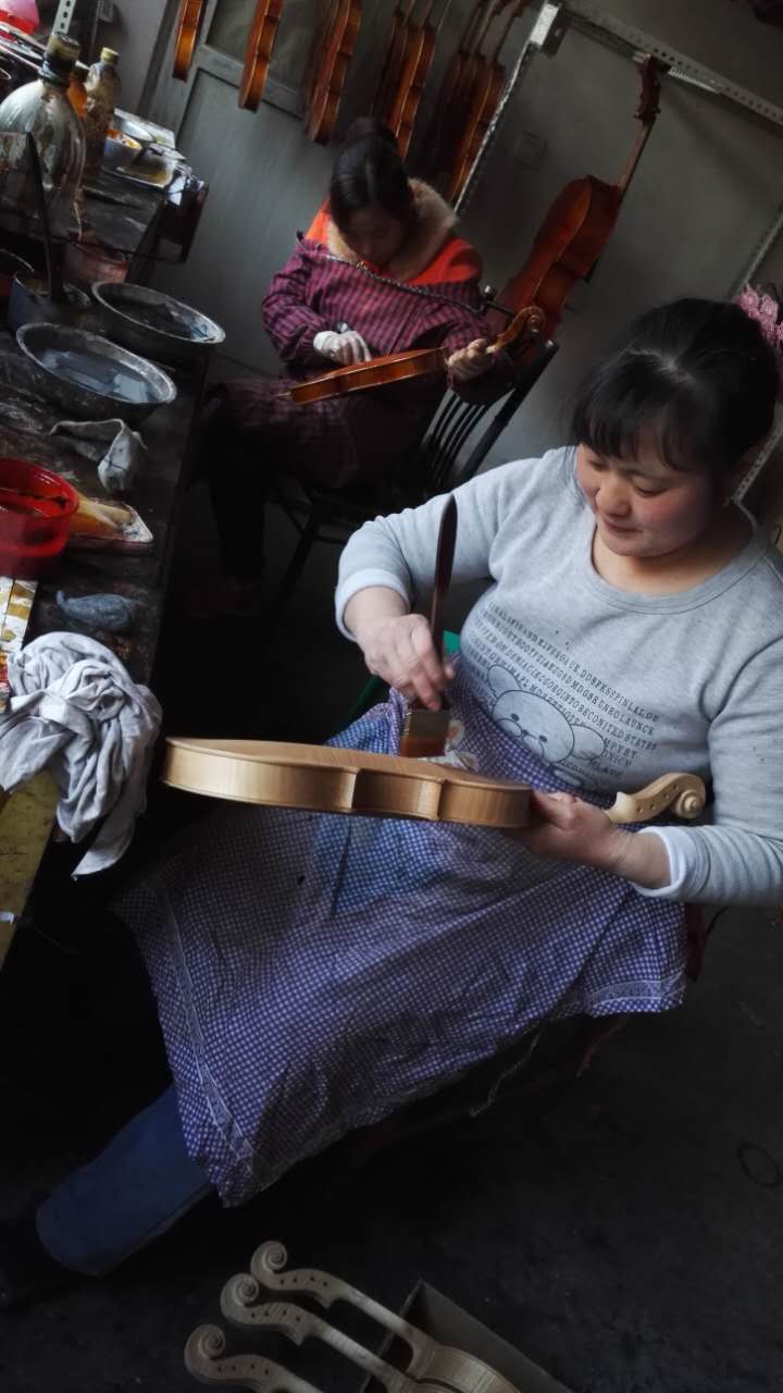 他們是女工，他們更仔細更認真，他們才是這個世界美的制造者